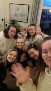 Vuoden 2026 komitea kokousti ensimmäistä kertaa livenä viikonloppuna😍 Tällä porukalla siis suunnitellaan teille seuraavia Suomalaisen Naisen Päiviä ensi maaliskuulle!

T. Paula, Anna-Kaisa, Camilla, Linda, Pia ja Minttu

#snp2026 #suomalaisennaisenpäivät #snpaivat