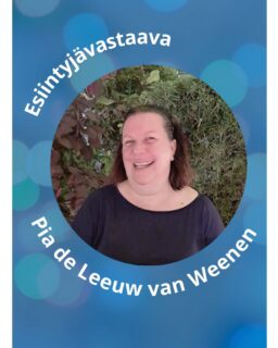 Hei!

Olen Pia ja asustelen itä-Hollannissa, Vordenissa. Toimikunnassa vastaan esiintyjistä ja torista. 

Olen ’paluumuuttaja’ eli toisen kerran Hollantiin muuttanut 5 vuotta sitten. Ensimmäisen kerran tulin tänne viime vuosituhannen lopulla opiskelemaan opettajaksi. Noin 15 vuoden Suomessa olon jälkeen palasimme takaisin hollantilaisen mieheni ja lastemme kanssa asustamaan maalaisidylliiin eläinten keskelle Achterhoekin alueelle. Perheeseenme kuuluu me, kaksi teiniä, 3 koiraa, kani, lampaita, poneja, kilpikonnia, kaloja ja anoppi. Olen opetttanut, ollut rehtori ja vaikka mitä muutakin työurani aikana ja viime vuonna en päässyt ikäväkseni Naisen Päiville Ugandan vapaaehtoistyö reissun takia.

Naisen Päivillä parasta on uudet ja vanhat tutut ja ystävät ja mahtava meininki ja tunnelma! Mielelläni taas tänä vuonna tapaan ihanat suomalaiset naiset kevään kynnyksellä!

#snp2026 #snpaivat #suomalaisennaisenpäivät